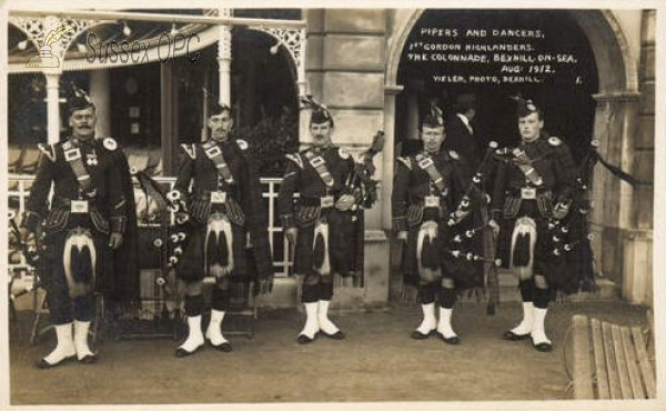 Bexhill - Colonnade (1st Gordon Highlanders, Pipers & Dancers)