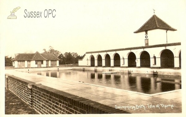 Chelwood Gate - Isle of Thorns, Swimming Pool