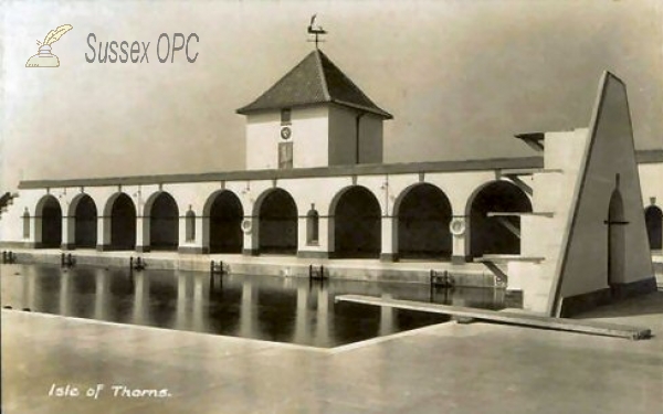 Chelwood Gate - Isle of Thorns, Swimming Pool