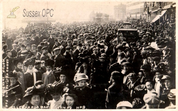 St Leonards - Crowds waiting for Motor Invasion